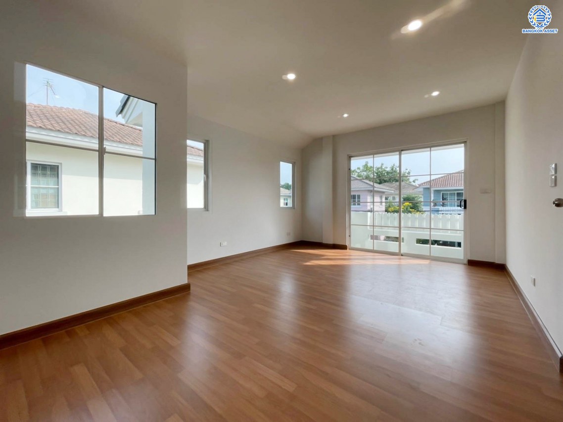 บ้านมือสองตกแต่งใหม่ คุณภาพระดับ L&H โครงการ ชลลดา วัดลาดปลาดุก บนเนื้อที่ 52.5 ตร.ว. ฟังก์ชัน 3 ห้องนอน 2 ห้องน้ำ 2 ที่จอดรถ บนทำเลศักยภาพ เพียง 15 นาทีถึง เซ็นทรัลเวสท์เกต ใกล้รถไฟฟ้าสายสีม่วง "สถานีคลองบางไผ่"